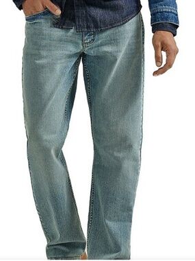 Wrangler Light Wash Relaxed Fit Men's Jeans